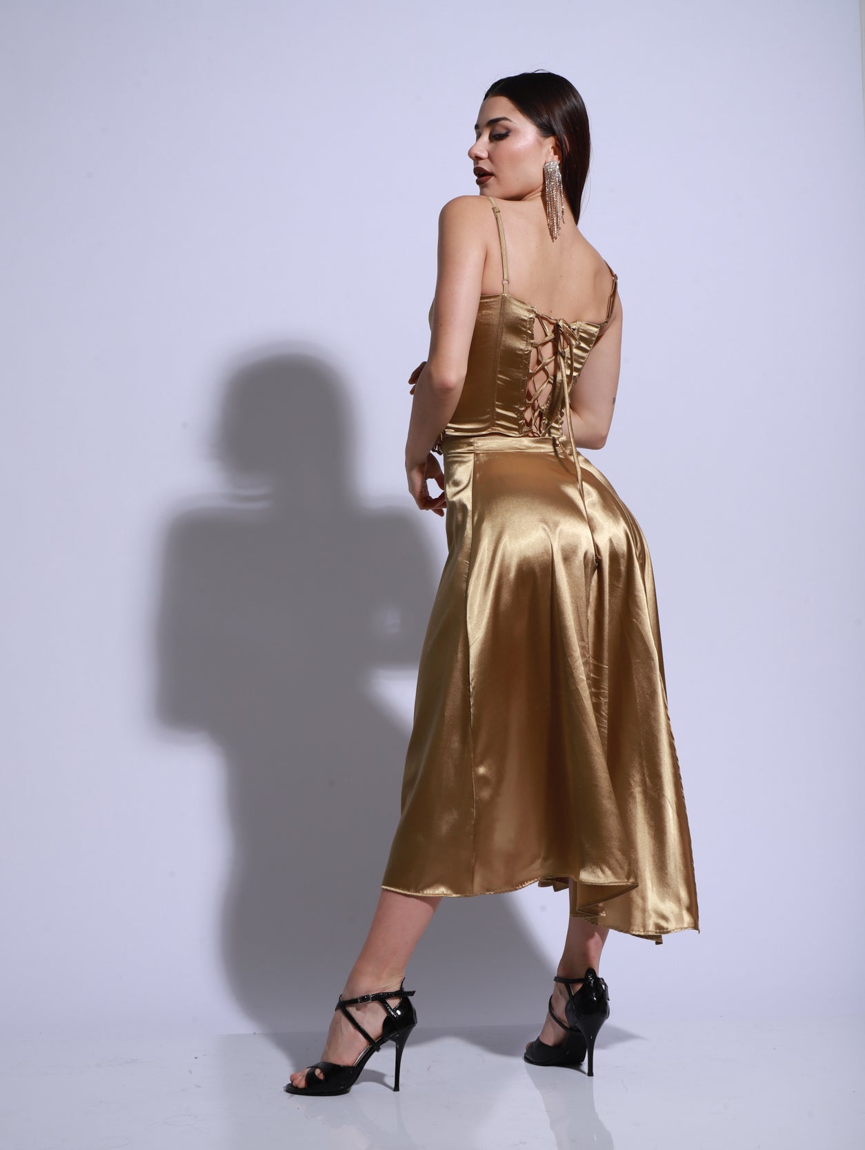 Tango dress made over a bodysuit with hand-embroidered corset and a flowing satin skirt.
Its design enhances the silhouette with elegance and a golden glow that illuminates every movement while dancing.
Each dress is a unique piece, specially conceived and created for you.