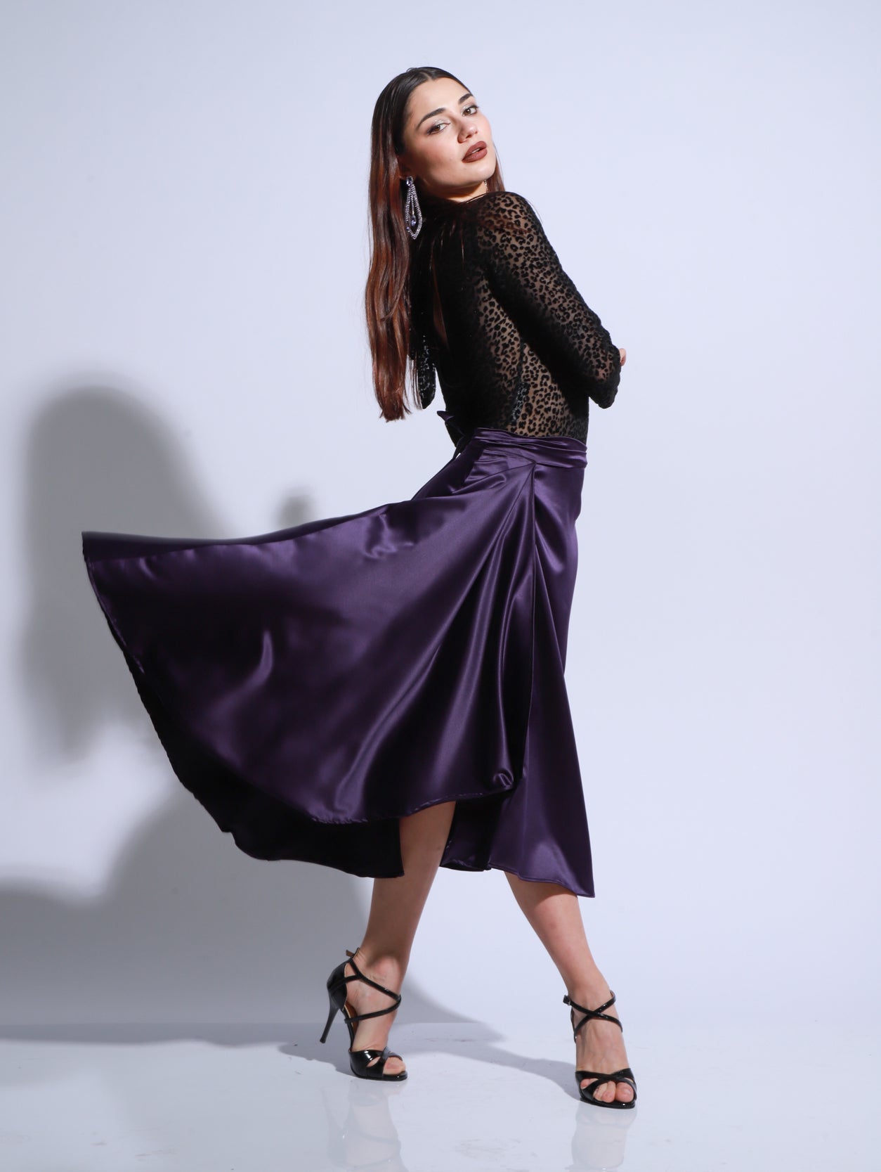 Gonna da tango realizzata in raso viola con spacco frontale ed ampio movimento che valorizza ogni passo di danza.
Un design che unisce sensualità, fluidità ed eleganza con una finitura sofisticata.
Ogni capo è un pezzo unico, pensato e creato appositamente per te.