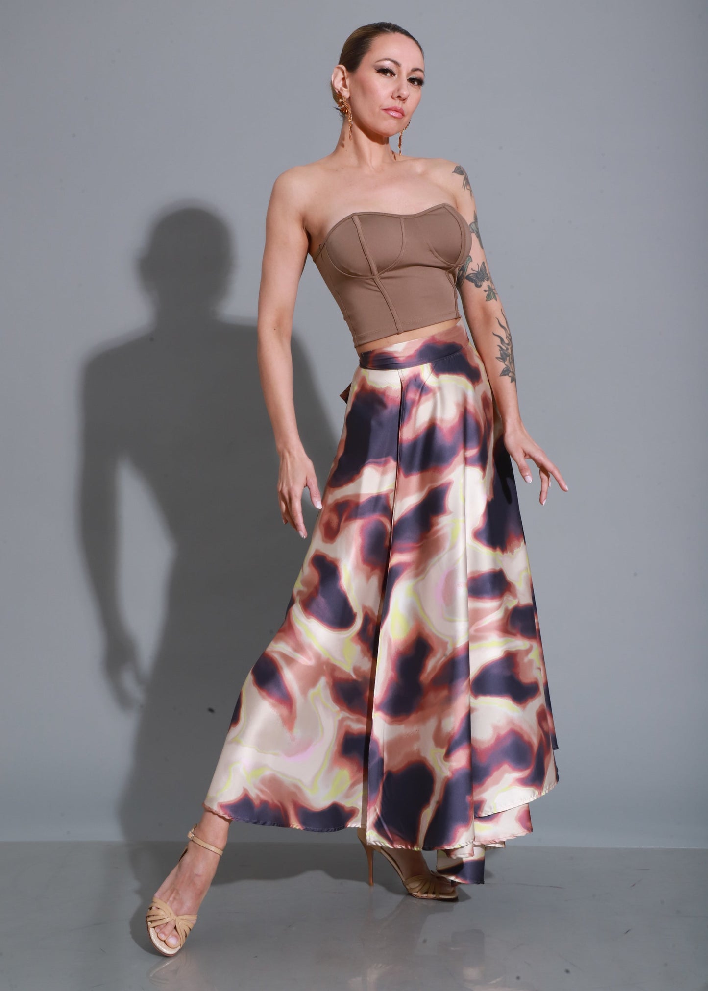 Falda amplia y fluida en satén estampado, pensada para realzar cada movimiento con elegancia y libertad.