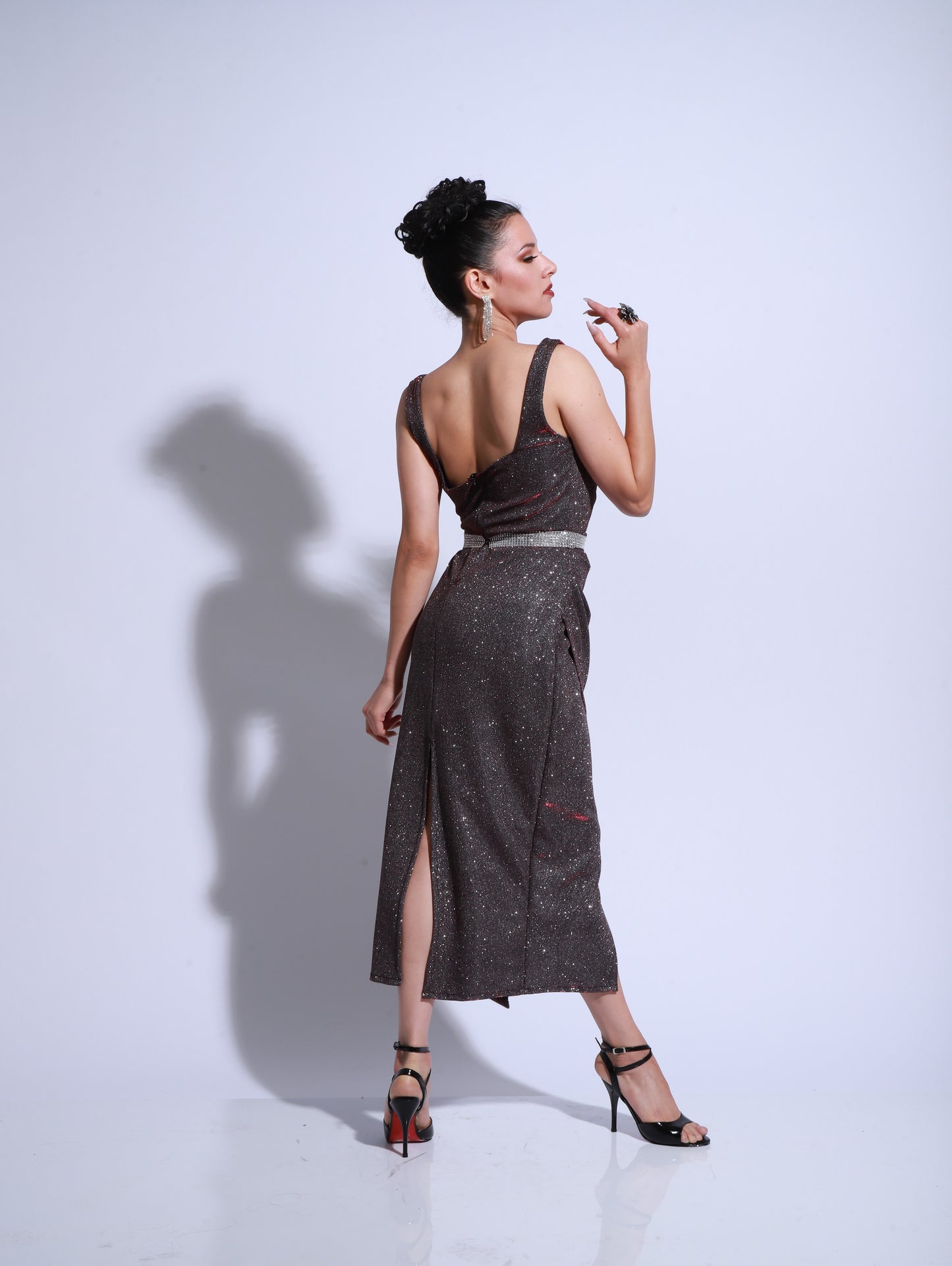 Vestido de tango marrón con brillo, escote corazón, tajo lateral y cintura adornada con cristales