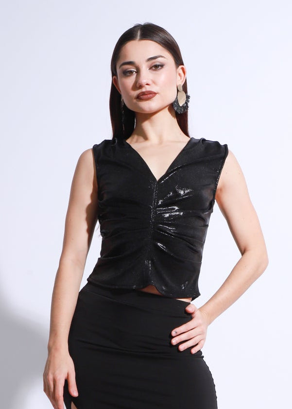 Top de tango negro con detalle plisado en el frente, escote en V y tejido elastizado suave.