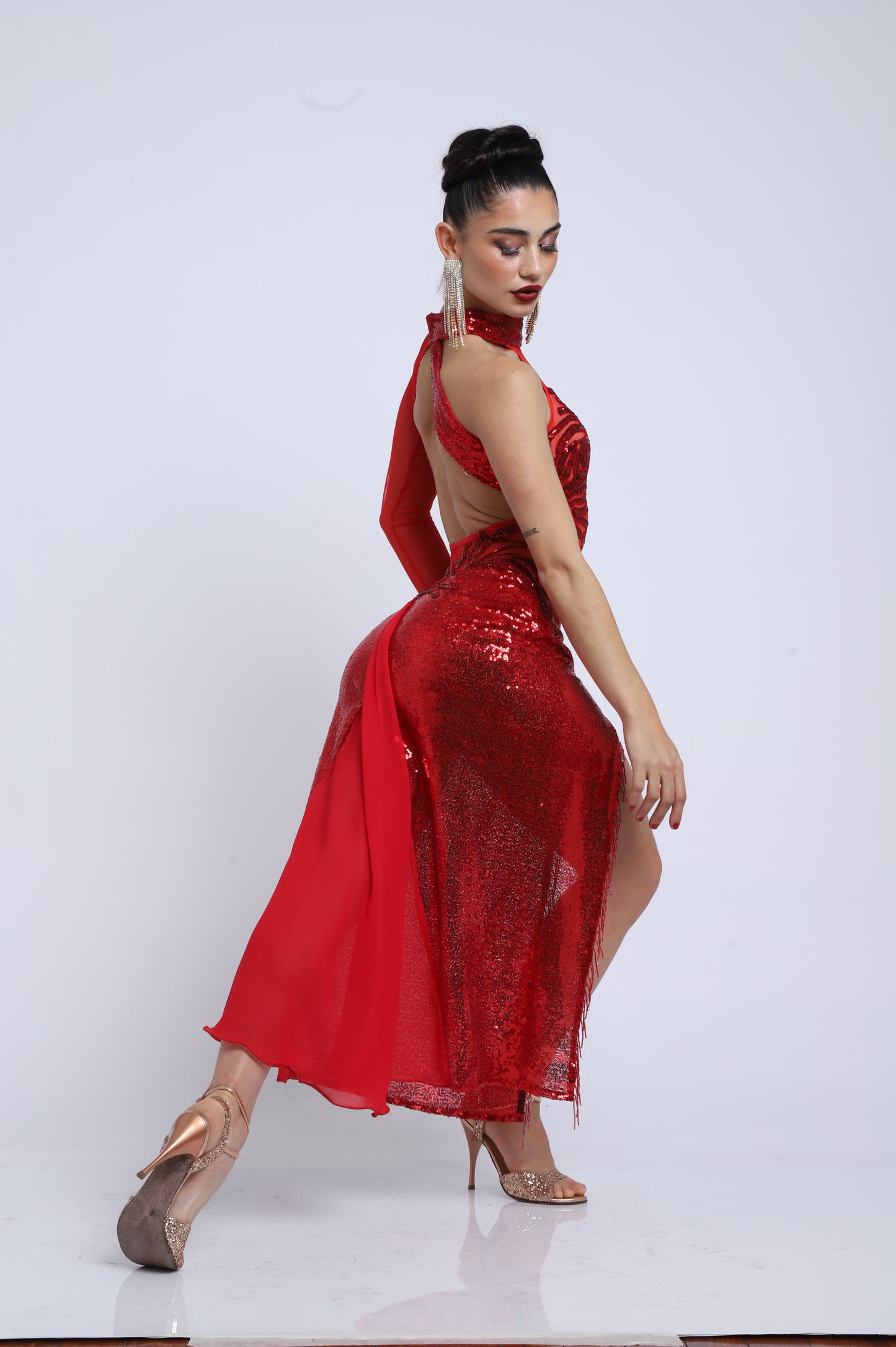 One-shoulder statement dress with halter neckline and bold front slit.
Intricately hand-embroidered with sequins on sheer mesh and stretch fabric.
Designed to captivate the stage with movement, confidence, and passion.
Limited edition. Handmade in Argentina.