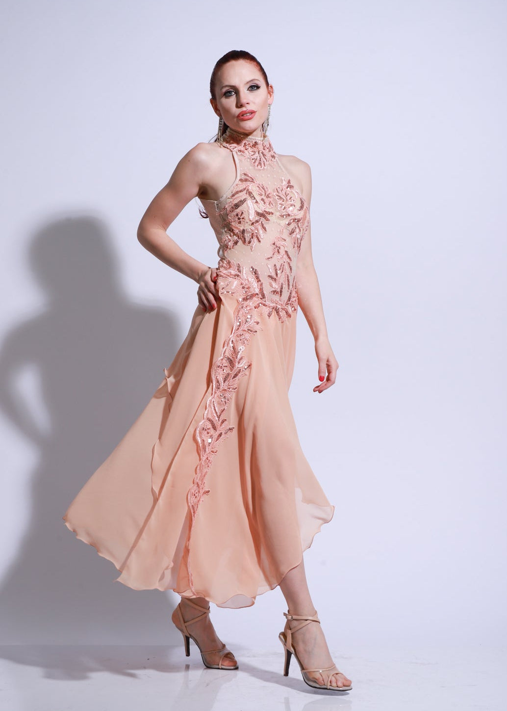 Vestido de tango salón color rosa con cuerpo de encaje bordado, cuello halter y falda fluida con delicadas aplicaciones florales.