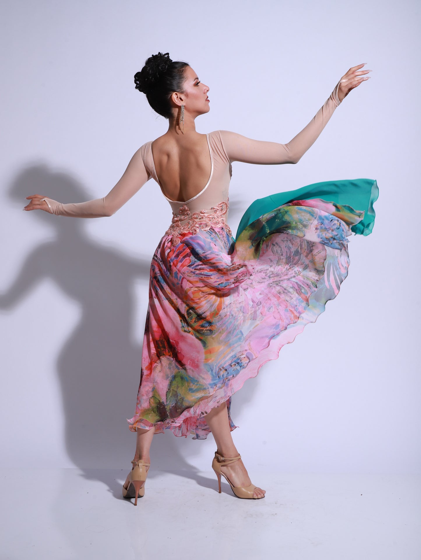 Vestido confeccionado en body de tul con aplicaciones bordadas a mano, falda de gasa y detalle de lazo en el cuello. Vestido de tango de escenario con detalles florales,  SH1237