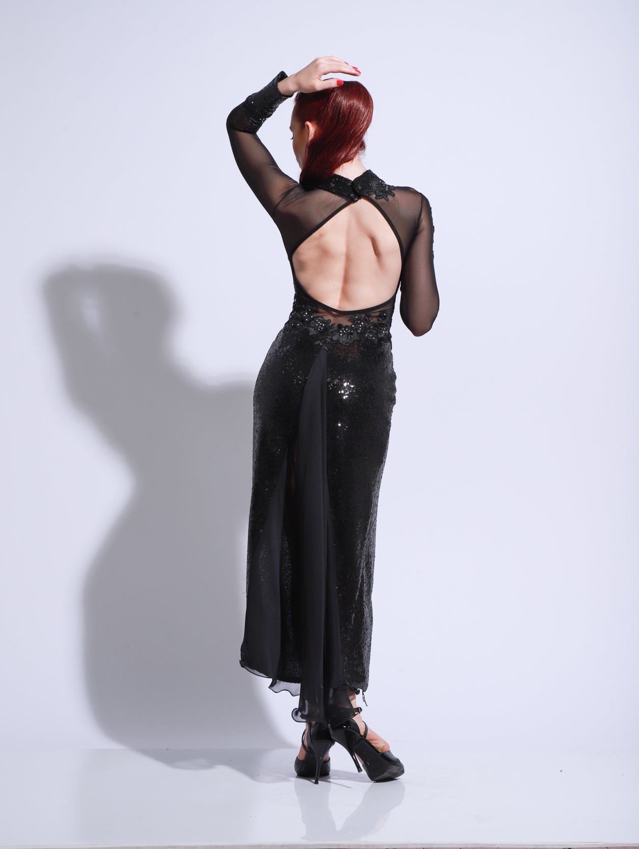 Vestido de escenario de tango en paillette negro con detalles de encaje, tajo lateral con canutillos y ruedo asimétrico fluido.