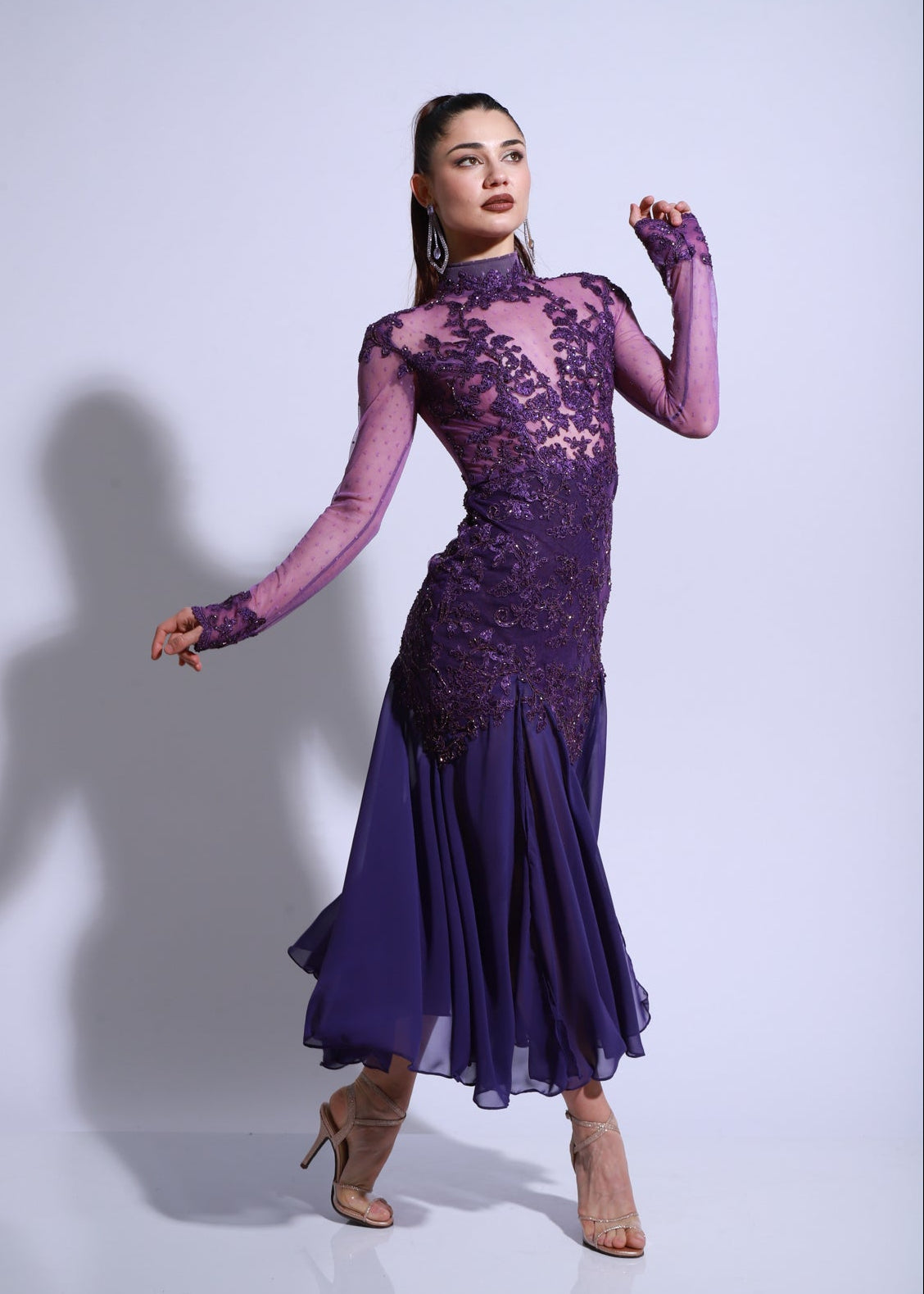 Vestido violeta realizado en tul con borderia y canutillos bordados. Pollera con vuelo