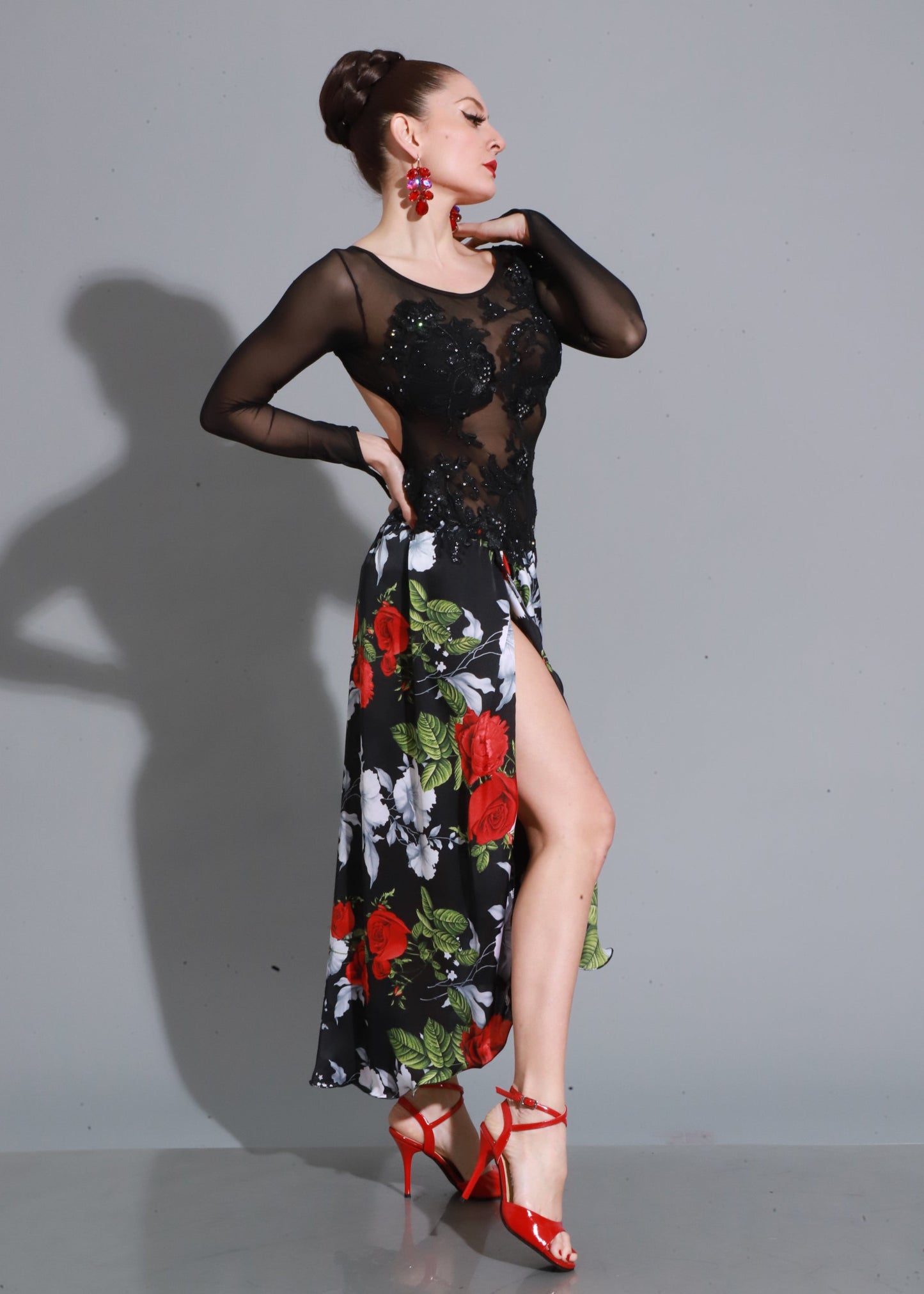 Corset negro bordado con transparencias y falda estampada de rosas, un diseño que combina pasión, elegancia y fuerza escénica.