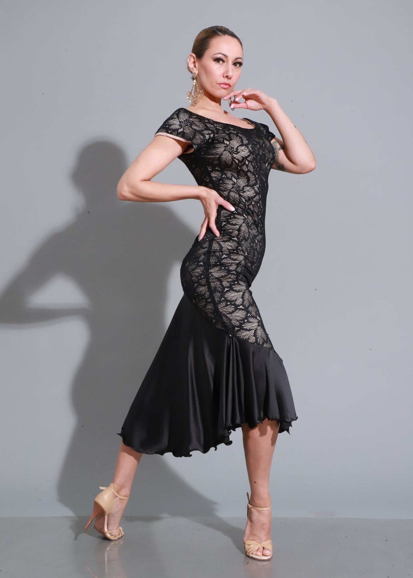 Vestido de Tango Negro Encaje SH1270
Diseño en encaje y satén negro con silueta ajustada y falda con movimiento, un clásico sensual y sofisticado.