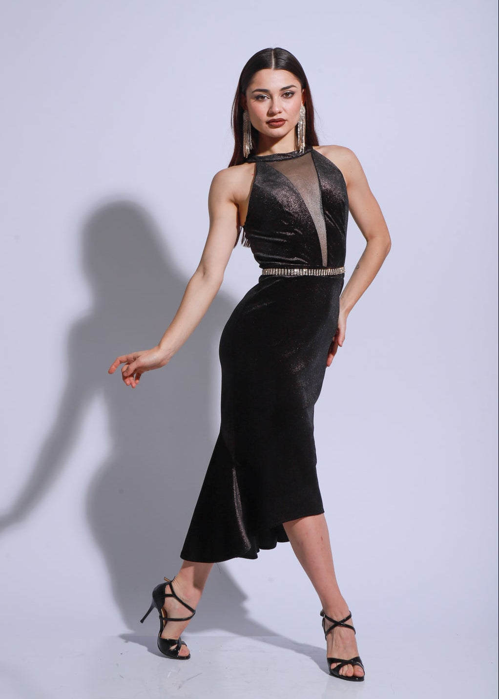 Vestido de tango confeccionado en terciopelo negro elastizado con detalle de escote asimétrico y acabado brillante.
Un diseño sofisticado y elegante que realza la figura con cada movimiento.
Cada vestido es una pieza única, especialmente pensada y creada para ti