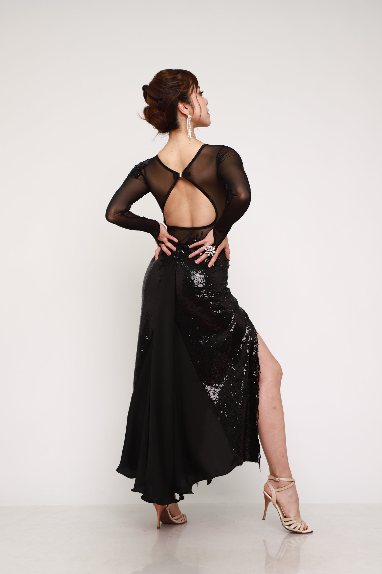 Vestido de tango negro con espalda descubierta, mangas de tul y falda con lentejuelas y abertura lateral.
Diseño sofisticado y sensual que realza la figura y acompaña cada movimiento.
Ideal para escenario, show o salón.
Hecho a mano en Argentina.