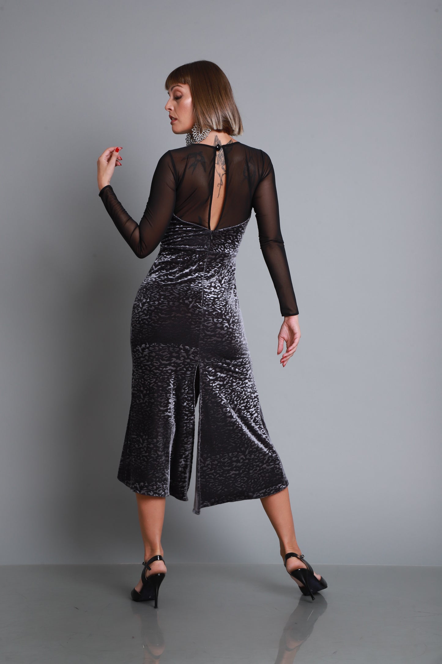 Vestido realizado en terciopelo con mangas de encaje ML711