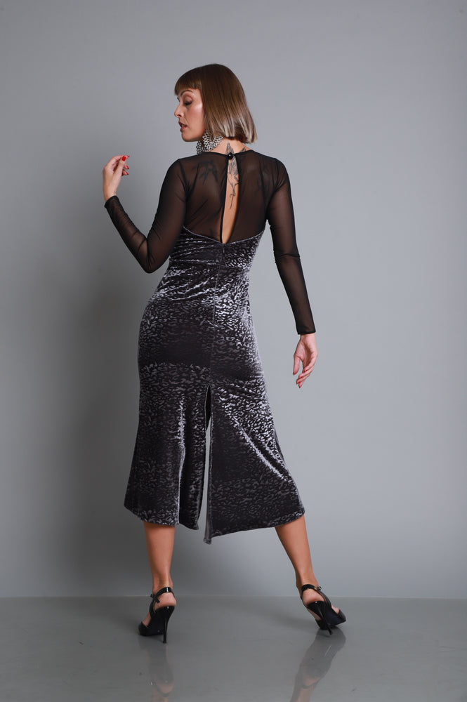 Vestido realizado en terciopelo con mangas de encaje ML711