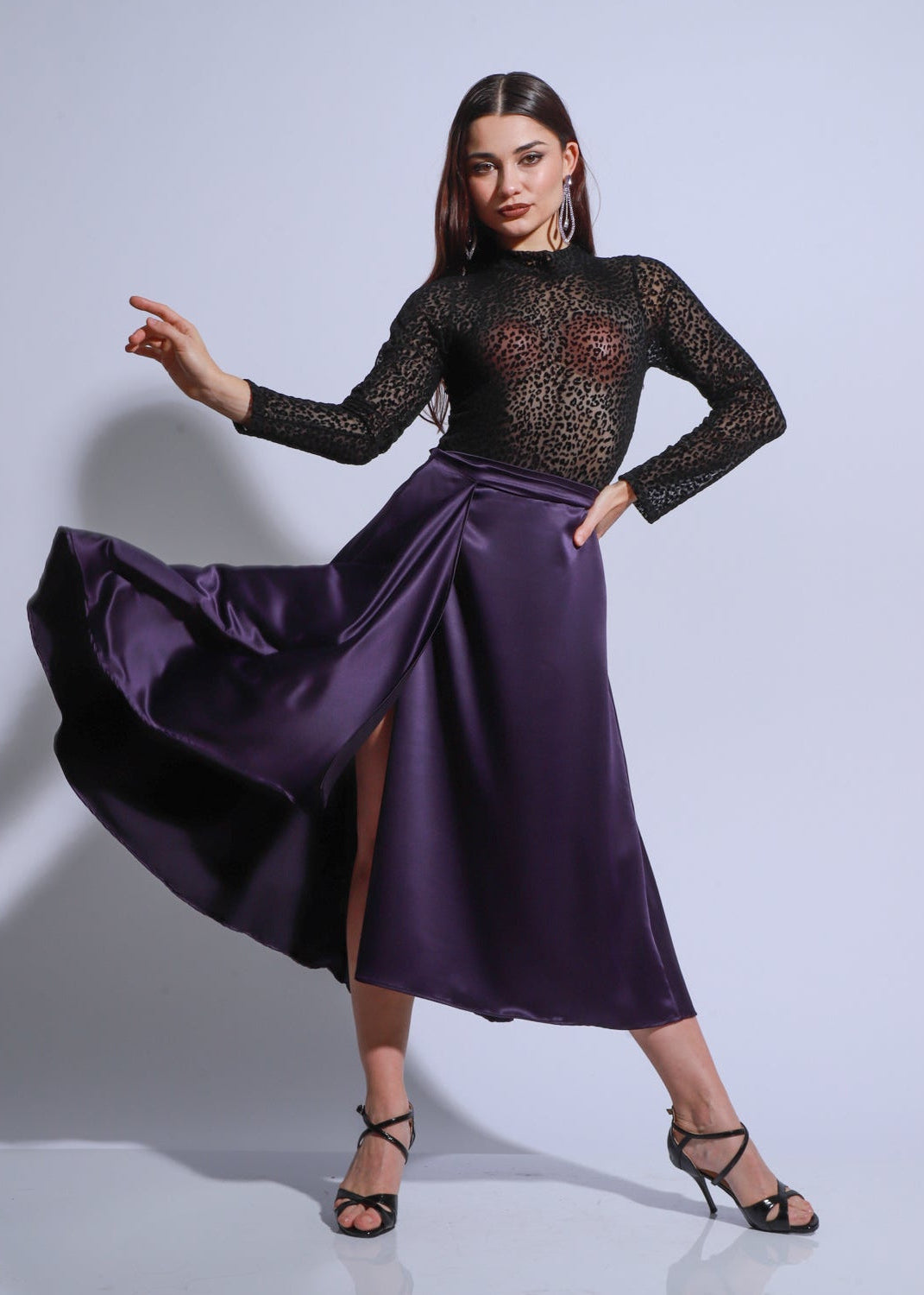 Tango skirt made of violet satin, featuring a front slit and a wide, flowing cut that enhances movement while dancing.
A design that blends sensuality and elegance with a sophisticated finish.
Each garment is a unique piece, specially conceived and created for you