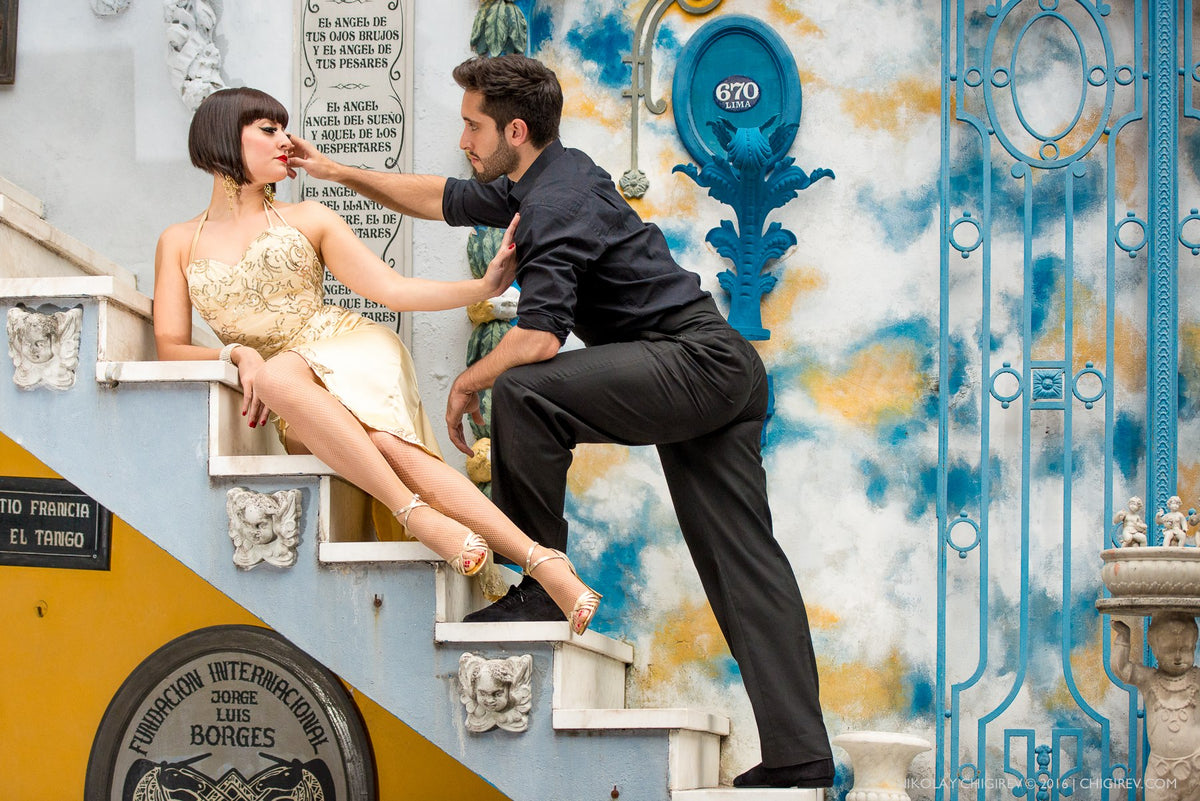 Nair Schinca con vestido de tango dorado de Mimi Pinzon junto a su pareja de baile en Buenos Aires, 2016