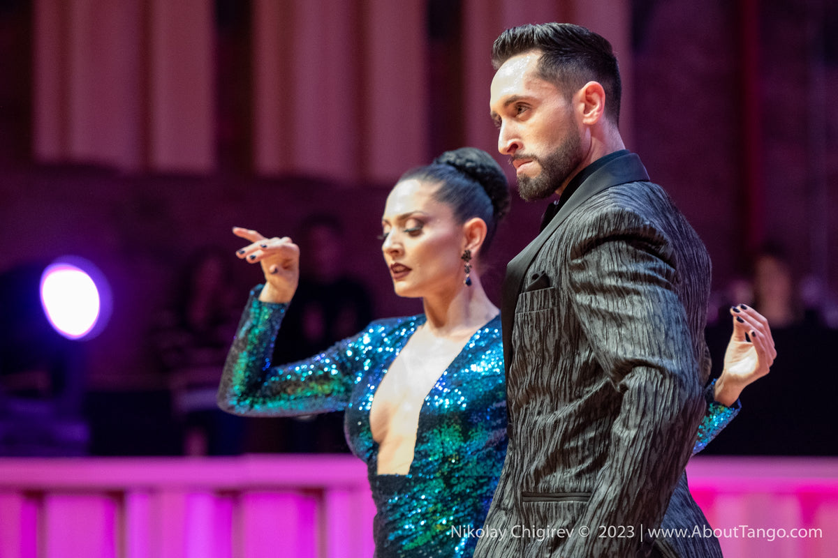 Nair Schinca y Nicolás Schell en el Mundial de Tango; ella lleva un vestido de lentejuelas verde azulado de Mimi Pinzon